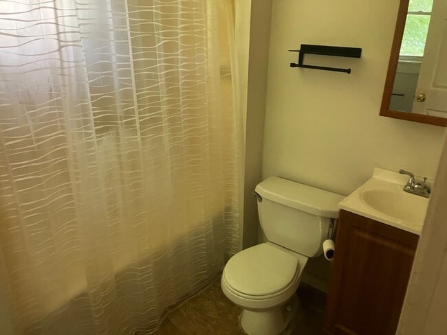 Building Photo - Quiet 1 Bedroom Country Cottage in Rural S...