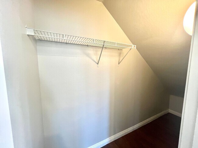 Building Photo - **$800 OFF MOVE IN BY 11/14/25**Spacious T...