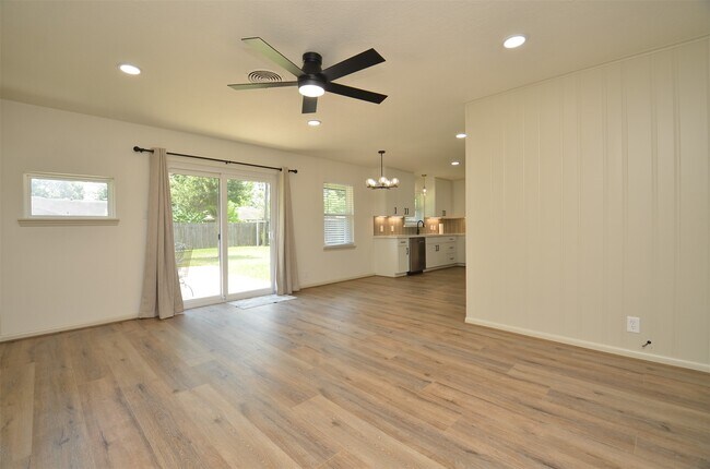 Building Photo - 9011 Theysen Dr