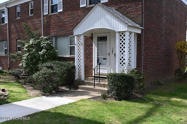 Primary Photo - 16 Manor Dr