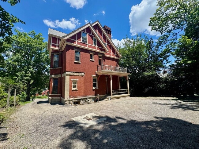 Building Photo - 211 Loraine Ave