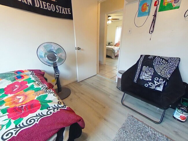 Building Photo - 5 bed 3 bath w/ POOL and Large rooms