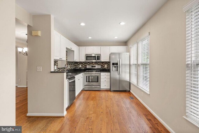 Building Photo - 917 Rolfe Pl