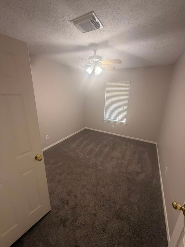 Building Photo - 22018 Willow Shadows Dr