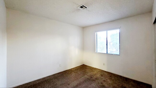 Building Photo - 825 Rock Springs Dr