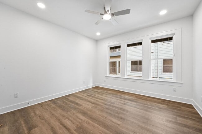 Building Photo - 9 BED 5 BATH  fully remodeled house in West Campus