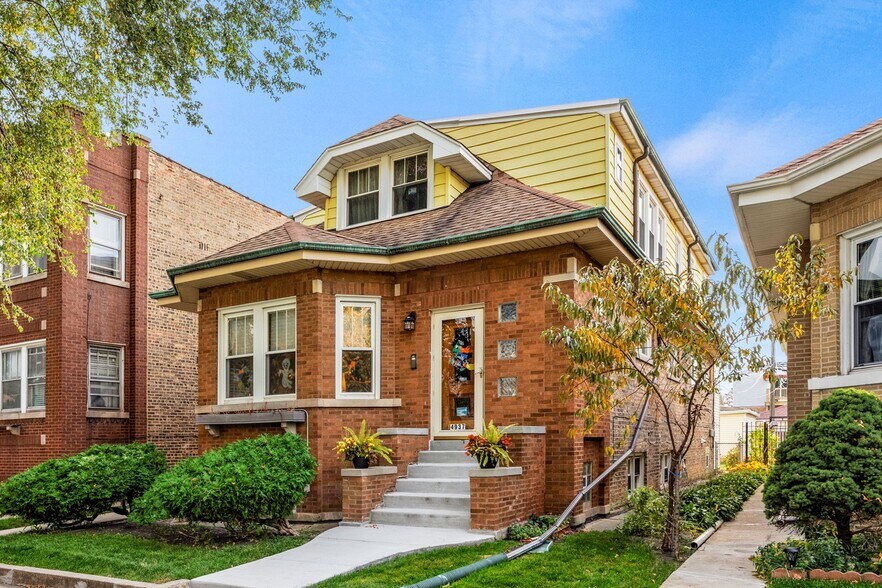 Front - 4937 W Schubert Ave