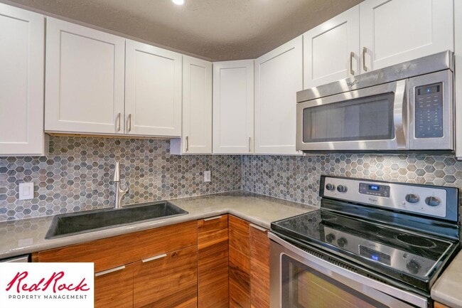 Building Photo - Newly Remodeled 3 Bedroom Townhome. Small ...