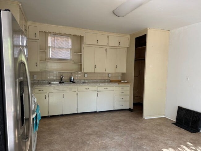 Building Photo - ALL PROSPECTIVE TENANTS MUST SUBMIT A $58 NON-REFUNDABLE APPLICATION FEE PER APPLICANT ONLINE AND...