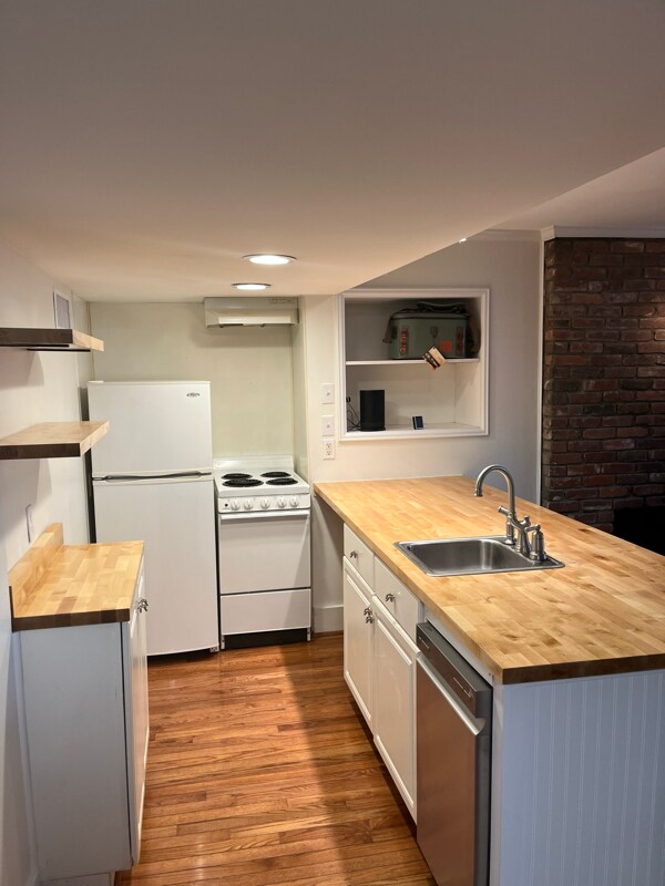 Building Photo - 1426 Milner Crescent