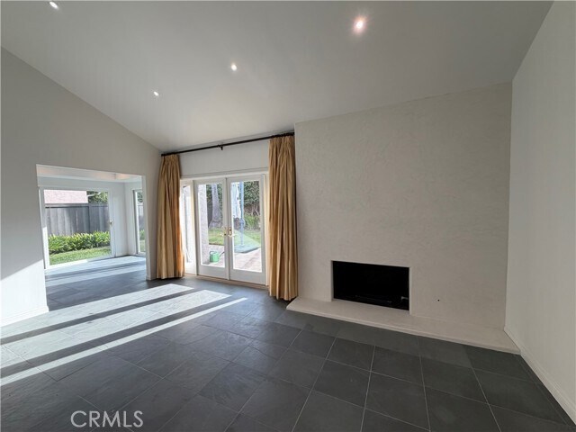 Building Photo - 15999 Via De Las Palmas