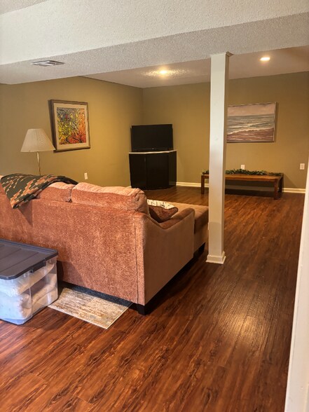 Building Photo - 10747 Oakmont St