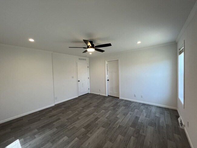 Building Photo - 5049 W Sawgrass Dr