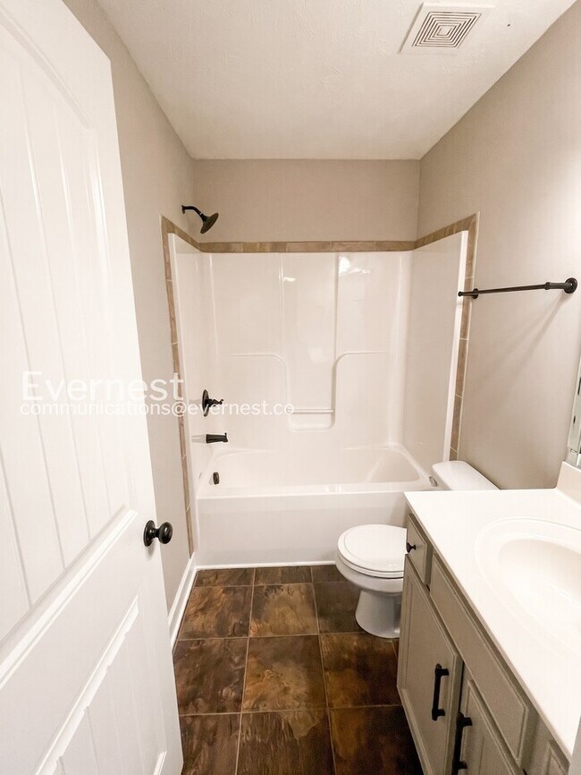 Building Photo - Limited Time Special Offer / 3 Bed, 2 Bath Home with Garage / Pet-Friendly / Vouchers Accepted / ...