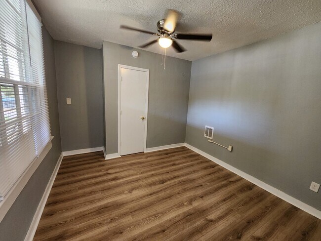 Building Photo - 349B HICKORY HEIGHTS - 2BD-1BA Near APSU and Downtown!!!