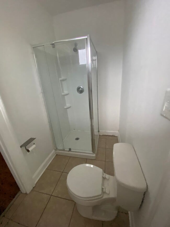 Building Photo - 4 bedroom 2.5 bath house with bonus room