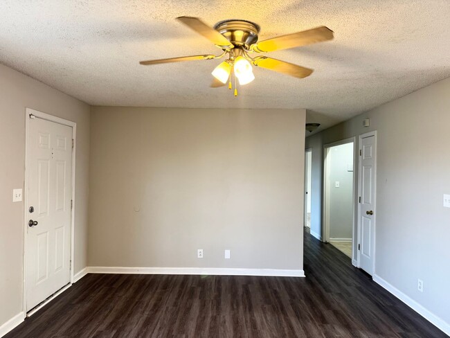 Building Photo - Beautiful Home close to Ft Campbell and Shopping!