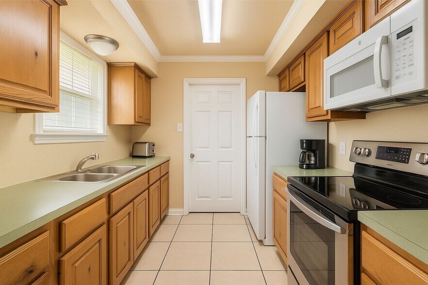 Building Photo - $500 OFF FIRST MONTH'S RENT! Great 3 Bed, 3 Bath Duplex for Fall 2026 Pre-Lease