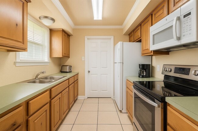 Building Photo - Great 3 Bed, 3 Bath Duplex for Fall 2026 Pre-Lease