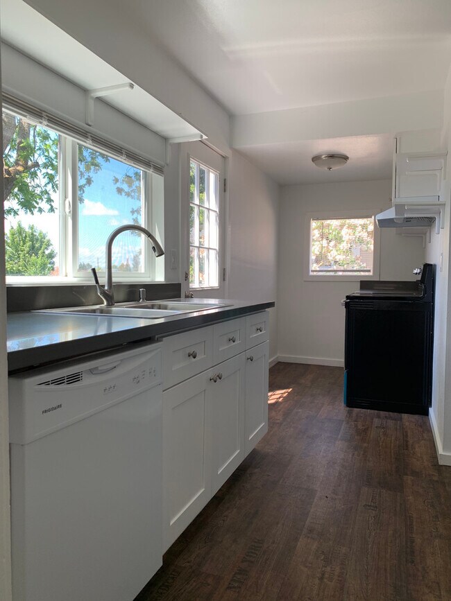 Building Photo - Very Cute 2 bedroom, 3/4 bath updated home...