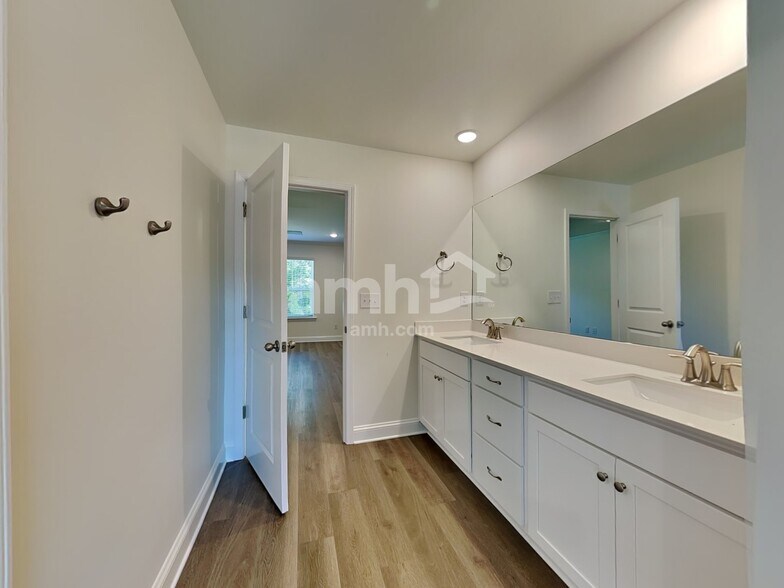 Building Photo - 6051 Rosemore Ln