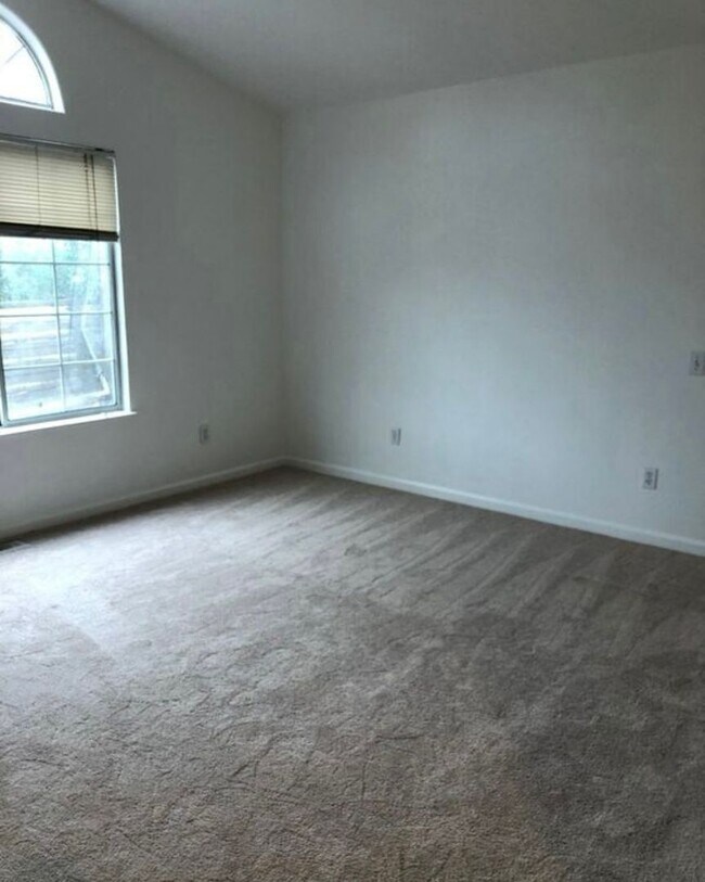 Building Photo - Lovely Single Level Home in Santa Rosa 3 bd/2ba with 2 Car Garage