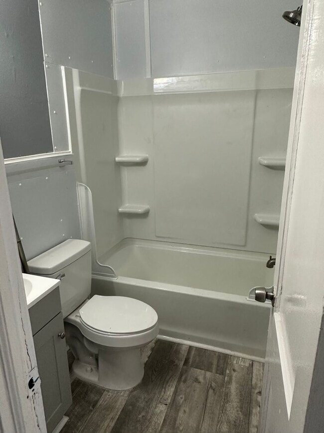 Building Photo - 2 bed 1 bath house in Richmond