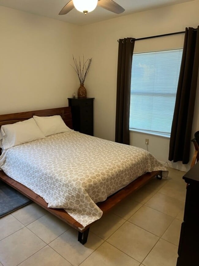 Building Photo - 1 Bedroom + Den Condo in Royal Greens at G...