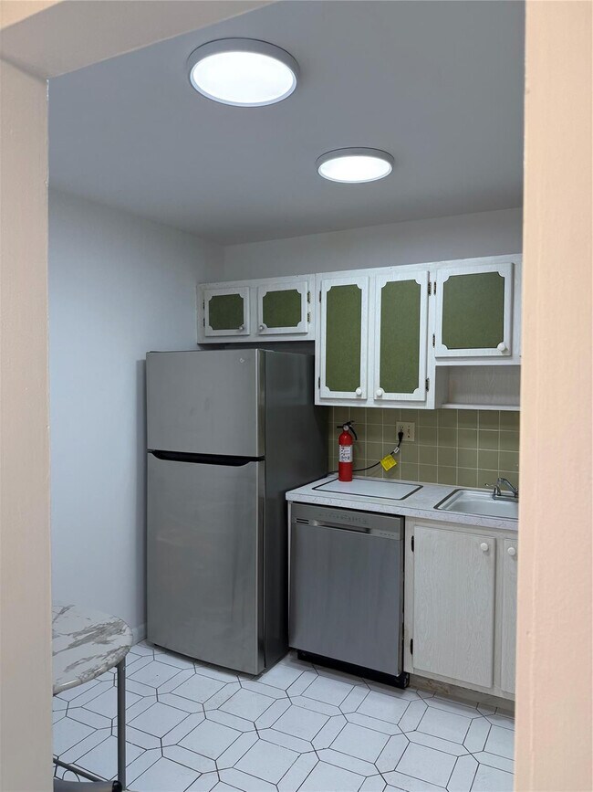 Building Photo - 1849 S Ocean Dr