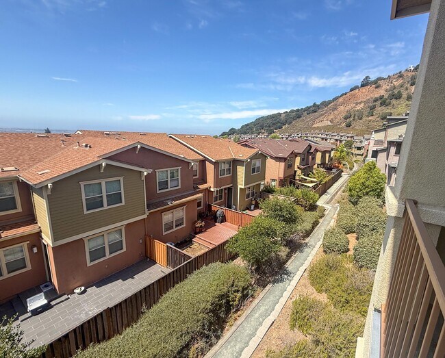 Building Photo - 6491 Bayview Dr