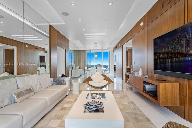Building Photo - 16001 Collins Ave