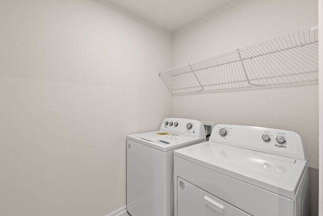 Building Photo - Like-New Townhome in Pristine, Move-In Ready Condition