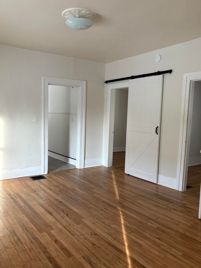 Building Photo - 209 Oak St