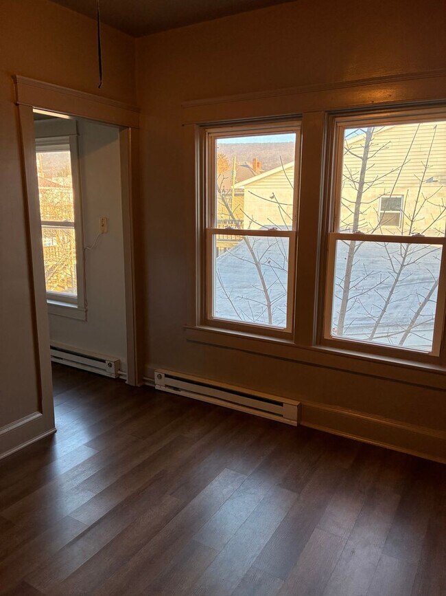 Building Photo - 206 Lincoln Way E