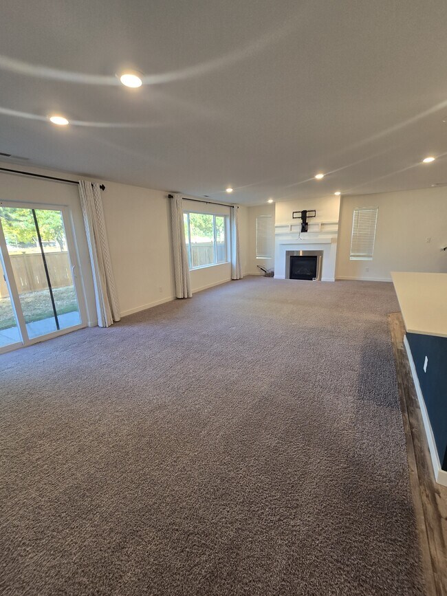 Building Photo - 903 Vine Maple Dr SE