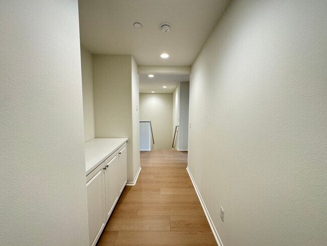 Building Photo - Beautiful 5Bd/3.5Ba Home in Cul-de-Sac in Riverside w/new Turf Back Yard and New Carpet!