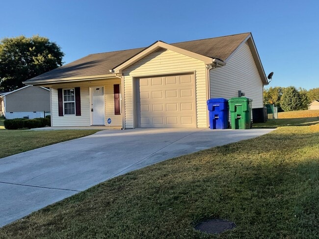 Building Photo - 3 bedroom/2 bath home