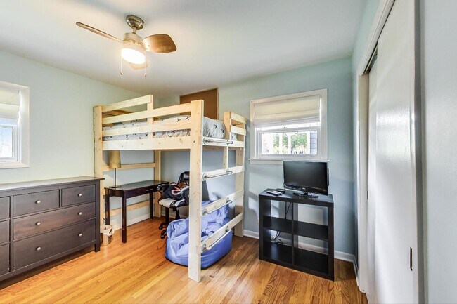 Building Photo - 1304 N Mitchell Ave