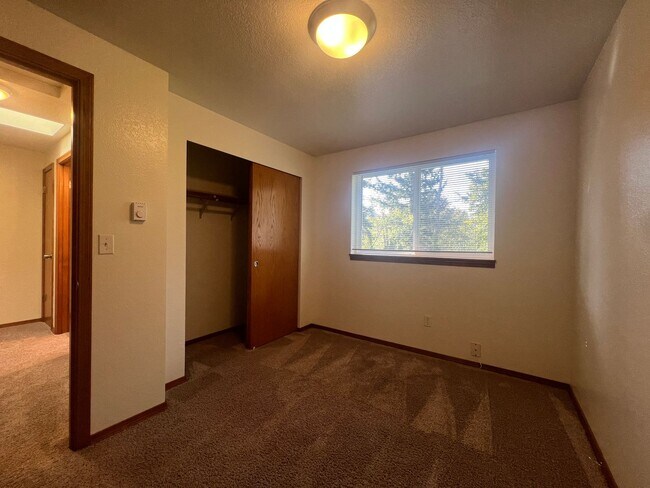 Building Photo - 5612 Seahurst Ave