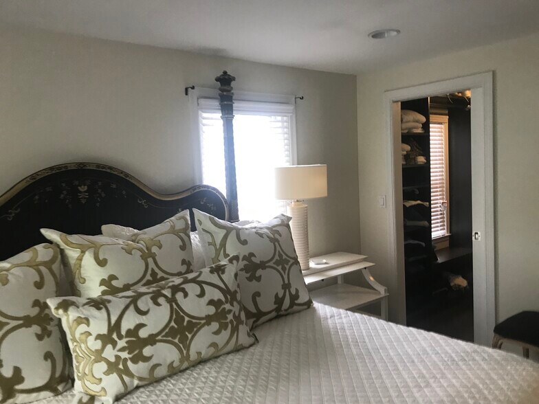 1st Brm. open to Walk-in Closet - 997 Henrietta St