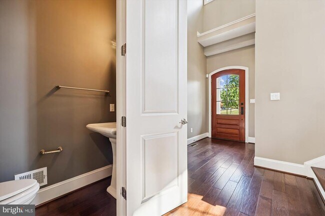 Building Photo - 448 Salk Cir