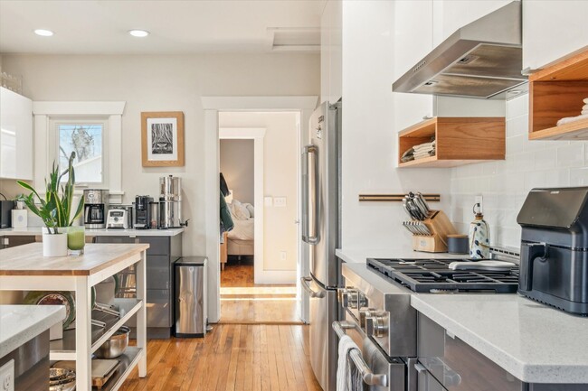 Building Photo - 3BD, 3BA Sunnyside Bungalow with 3-Car Garage