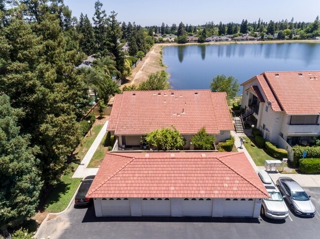 Building Photo - 1542 E Alluvial Ave