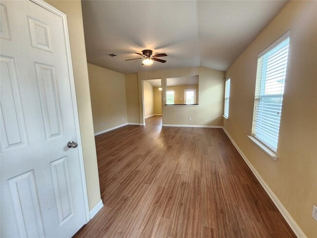 Building Photo - 107 Lavaca Loop