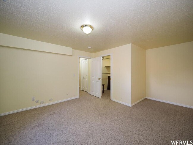 Building Photo - Spacious Rambler w attached 2 car garage!