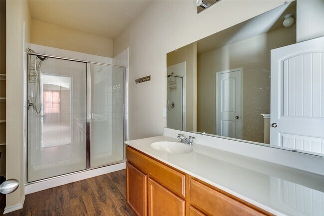 Building Photo - 301 Plum Dr