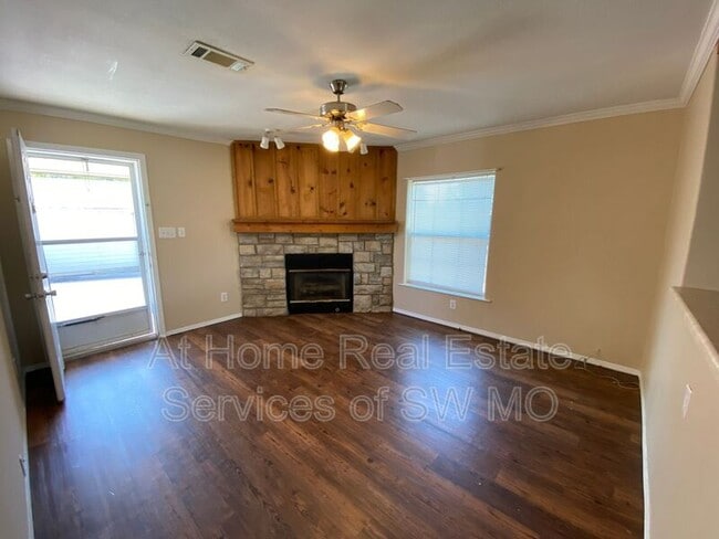 Building Photo - 501 W Warren Ave