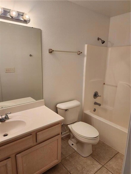 Building Photo - 870 Marina Dr