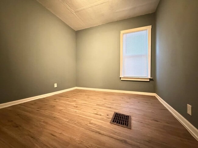 Building Photo - 3BR Single-Family Home with Basement & Off-Street Parking