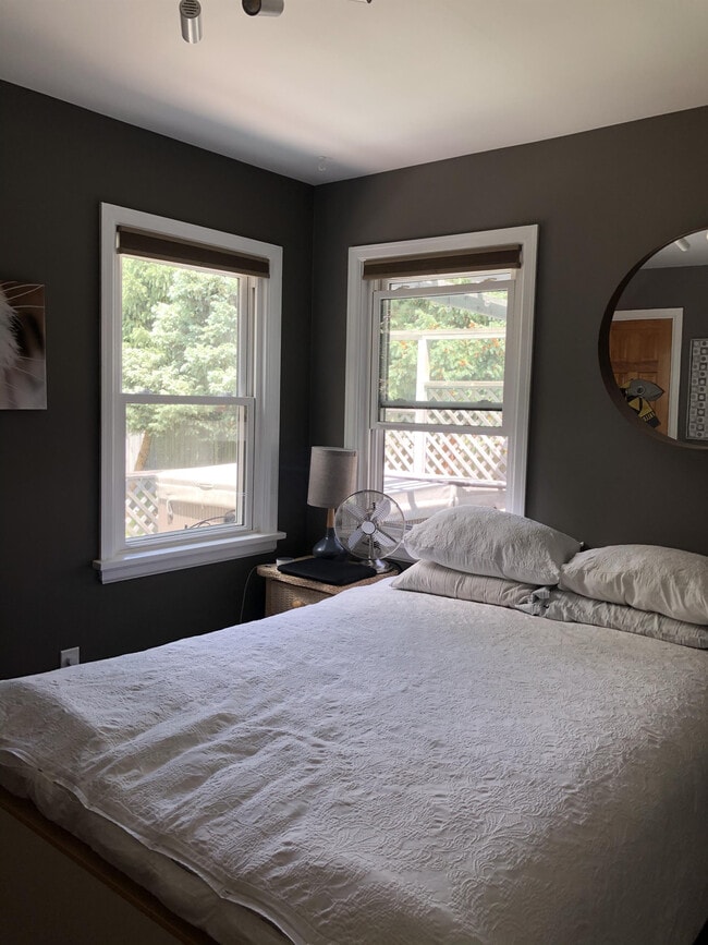 Building Photo - 1015 Forest Ave